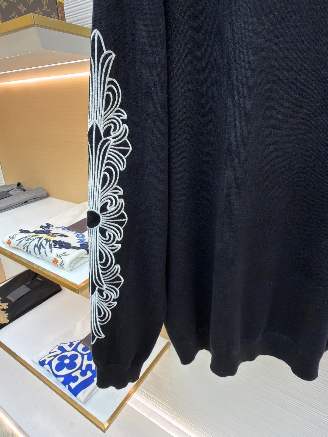 Chrome Hearts scroll embroidered sweater ●Item number: 1682476-A85 ●Fabric: wool fabric ●Technology: embroidery production ●Color: black ●Version: loose fit ●Weight: about 475 grams ●Size: S-M-L-XL ●Description: Select high-quality wool and cashmere raw materials, blended according to a certain proportion. Wool provides warmth and durability, while cashmere gives clothing a soft, delicate feel. The combination of the two makes the fabric both comfortable and practical. Different from market products, our sweaters feel softer and waxier. We use the shrinking characteristics of cashmere fiber to shrink the sweaters. Ironing knitted sweaters to make them smoother and crisper while maintaining style characteristics. The ironing process requires precise control of temperature and pressure to prevent clothing from deforming or being damaged. The overall wiring is straight and delicate, the fabric is comfortable and soft, and the color is consistent without color difference. It can be matched with the same style to create a fashionable look and control various occasions. Customized accessories, complete with three standards, same style for men and women!